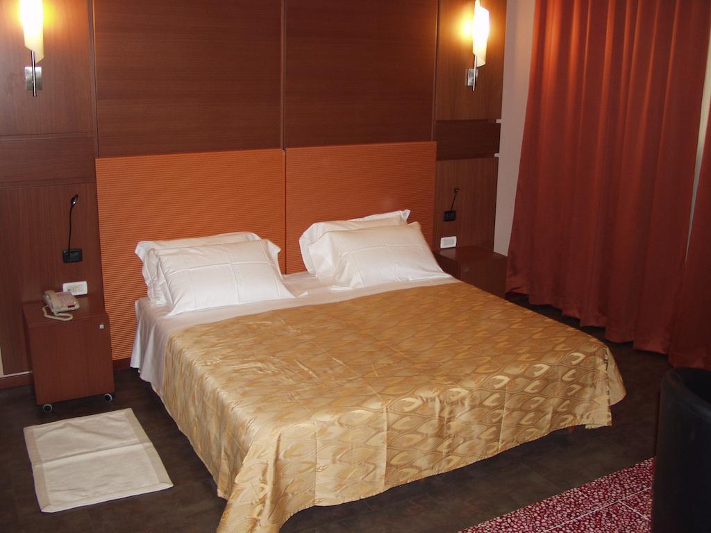نوفارا Hotel Mareschi Palace المظهر الخارجي الصورة