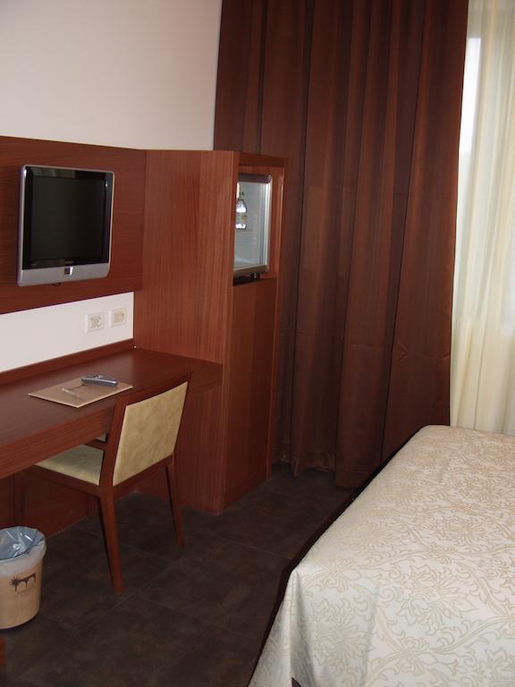 نوفارا Hotel Mareschi Palace المظهر الخارجي الصورة